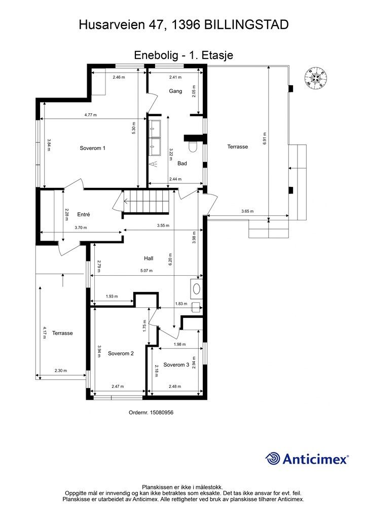 Første etasje er boligens hovedplan med entré, hall, tre soverom og bad. Herfra er det utgang til to terrasser.