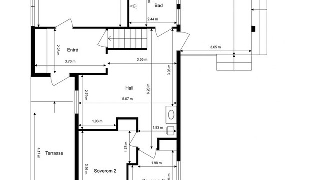 Første etasje er boligens hovedplan med entré, hall, tre soverom og bad. Herfra er det utgang til to terrasser.