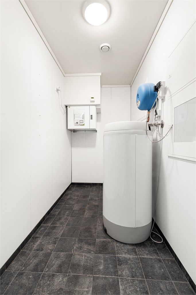 Teknisk rom / bod med varmtvannsbereder og sikringsskap.