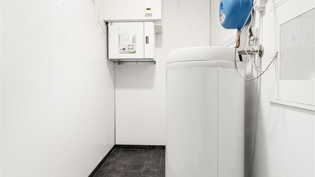 Teknisk rom / bod med varmtvannsbereder og sikringsskap.