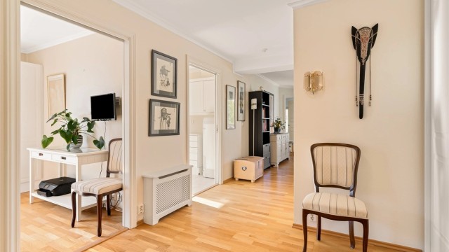 Velkommen inn. I leilighetens gang finnes det også egen skyvedørsgarderobe.