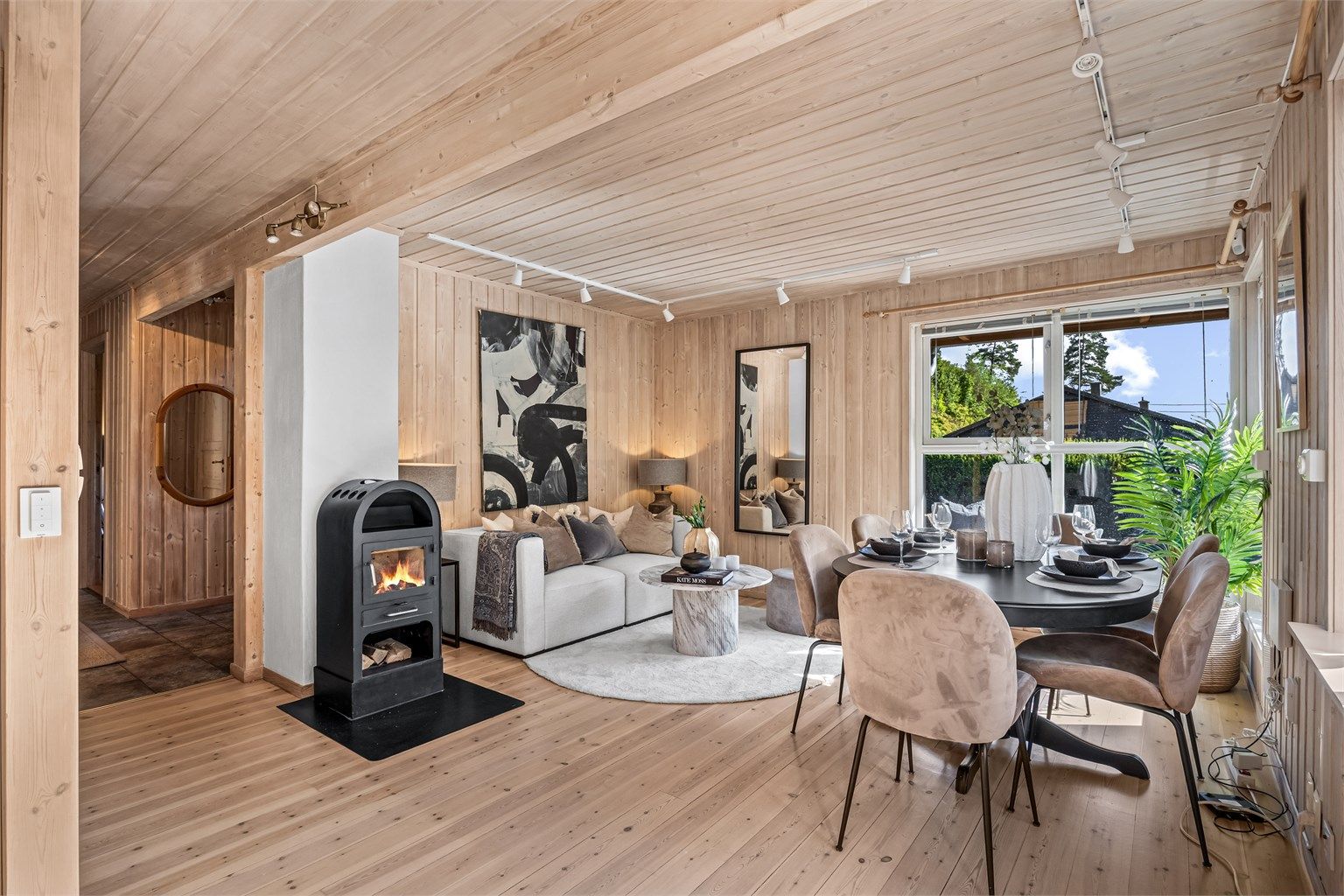 Romslig stue med flere innredningsmuligheter. Her har man god plass til sofa, bord, tv og tilhørende stue møblement.