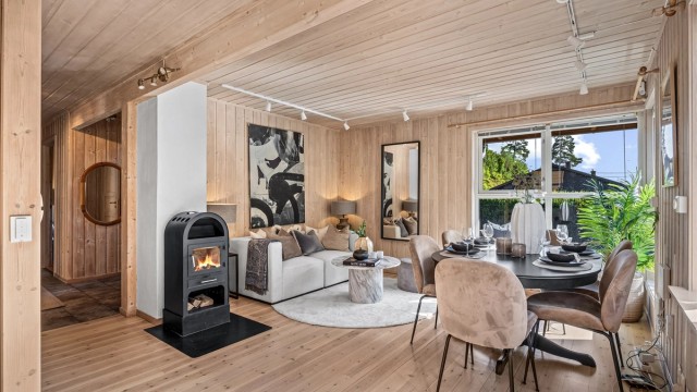 Romslig stue med flere innredningsmuligheter. Her har man god plass til sofa, bord, tv og tilhørende stue møblement.