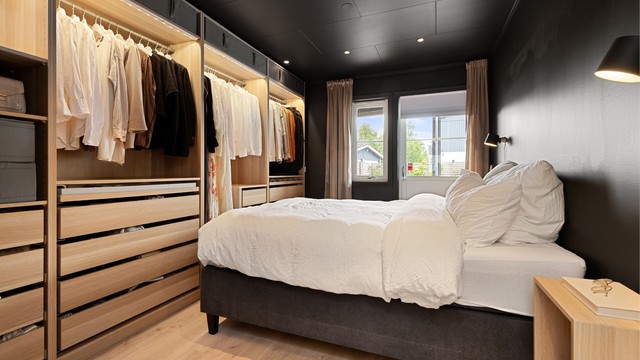 Hovedsoverom med god plass til dobbeltseng og rikelig med garderobeløsninger.