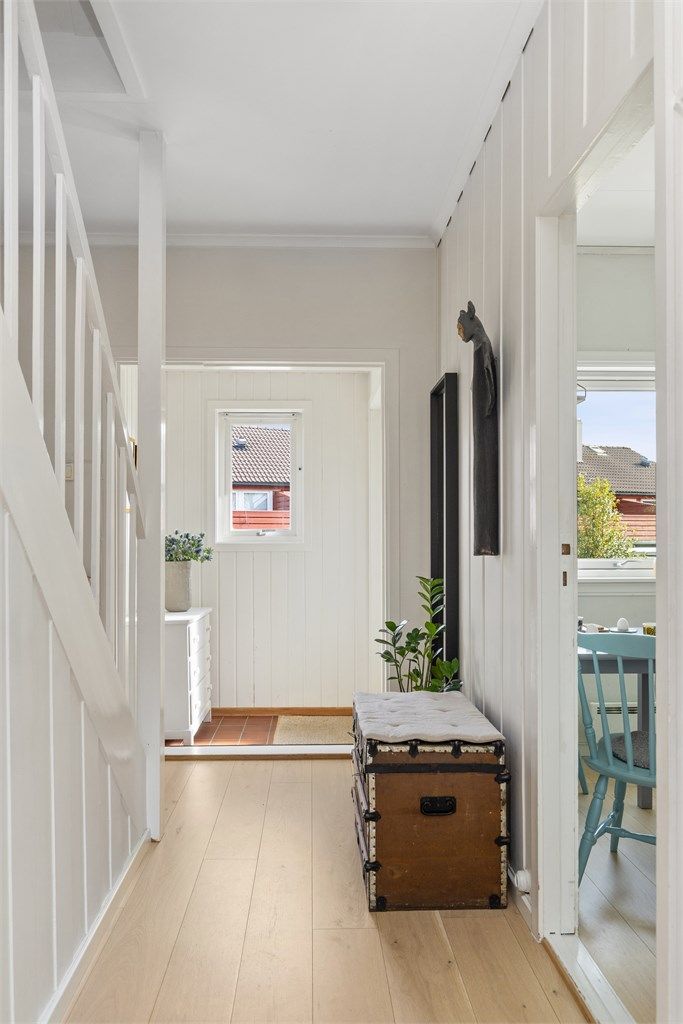 Gangen har, i likhet med resten av oppholdsrommene, enstavs eikeparkett som ble lagt i 2020.