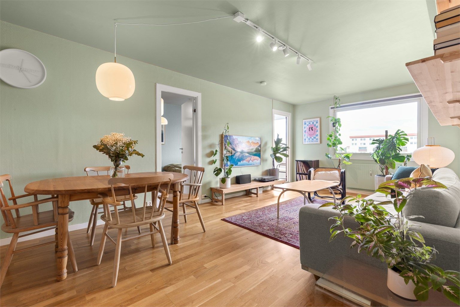 Krogsveen v/Simen Istre Grevskott har fått gleden av å presentere denne tiltalende og attraktive 3-roms leiligheten med en solrik, innglasset balkong. Foto: Alejandro Villanueva/Villanueva photo