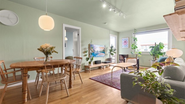 Krogsveen v/Simen Istre Grevskott har fått gleden av å presentere denne tiltalende og attraktive 3-roms leiligheten med en solrik, innglasset balkong. Foto: Alejandro Villanueva/Villanueva photo