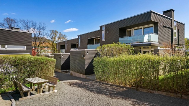 Beliggenheten er rolig og familievennlig, med trygge fellesarealer og lekeplass for de minste.
