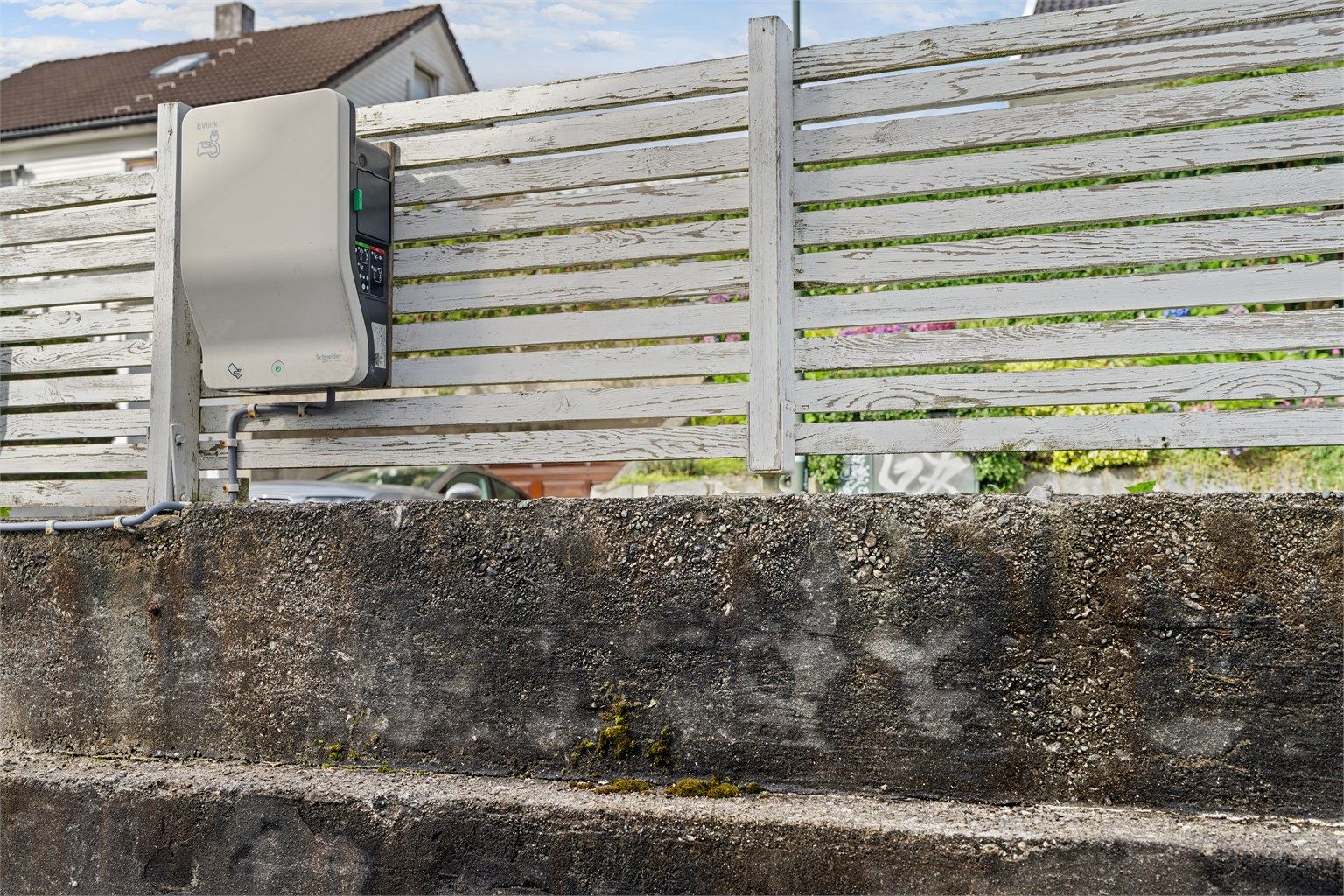 Eiendommen har installert elbillader montert ved adkomsten.