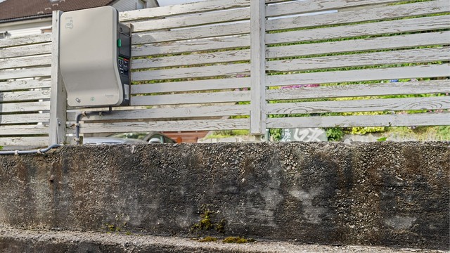 Eiendommen har installert elbillader montert ved adkomsten.