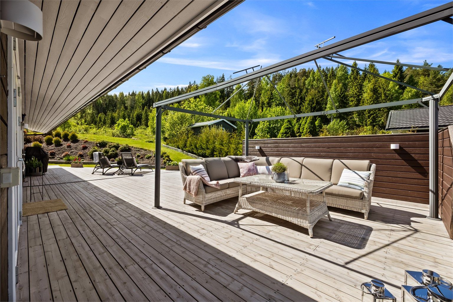 Del av terrassen er overbygget, noe som gir ly for vær og vind.