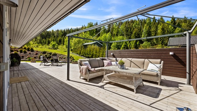 Del av terrassen er overbygget, noe som gir ly for vær og vind.