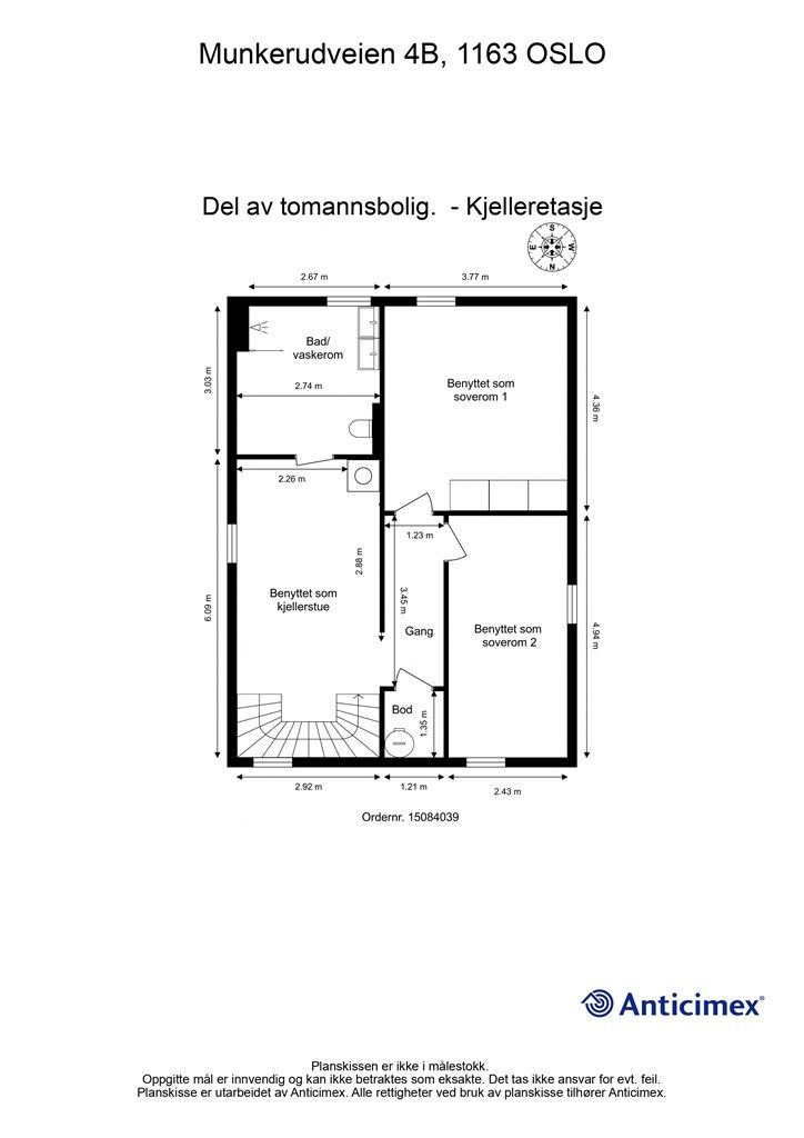 Kjelleren er innredet med bad/vaskerom, bod og flere disponible rom.