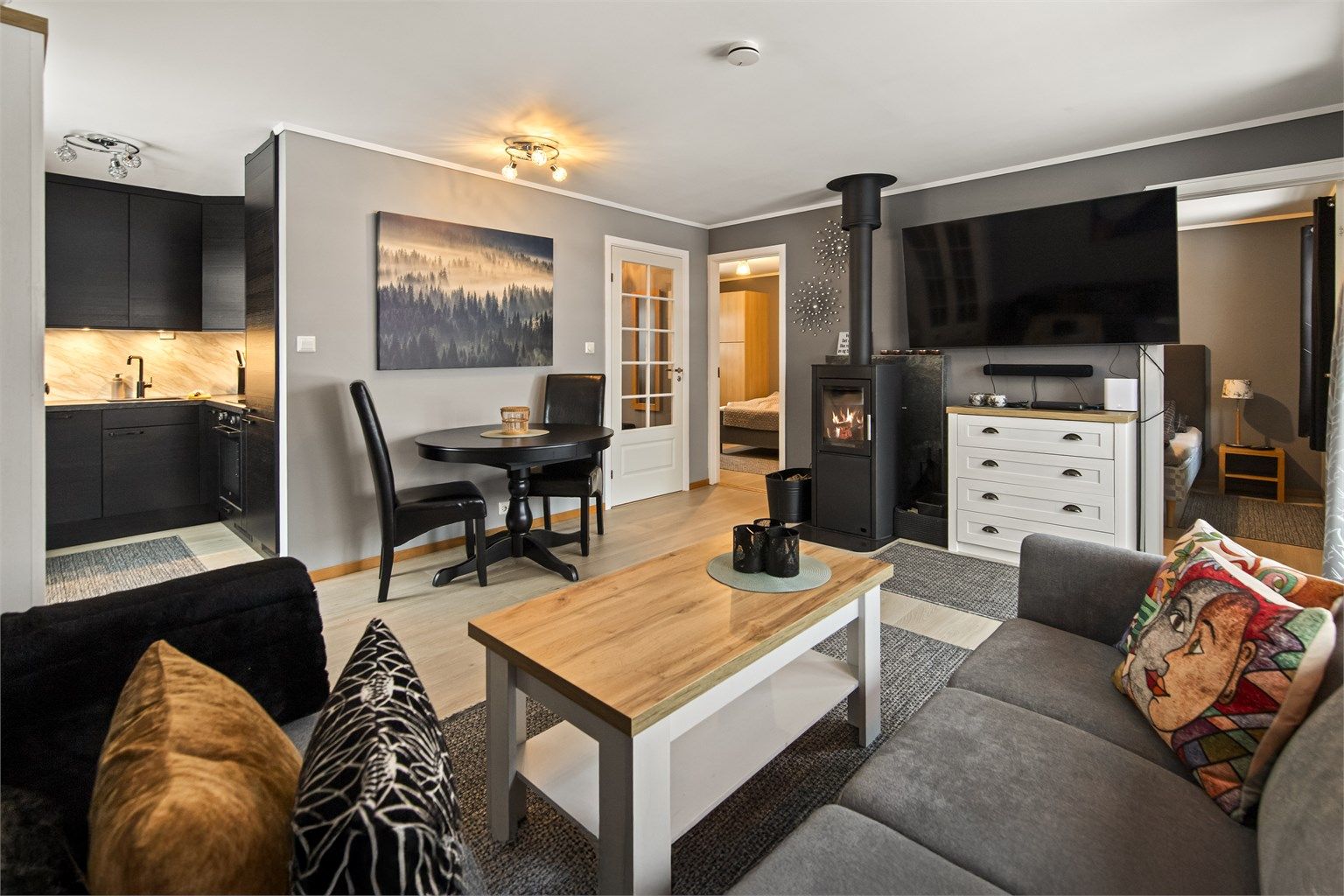 Lekkert innredet i moderne fargevalg. Med nytt kjøkken og oppgradert bad slik at du kan flytte rett inn!