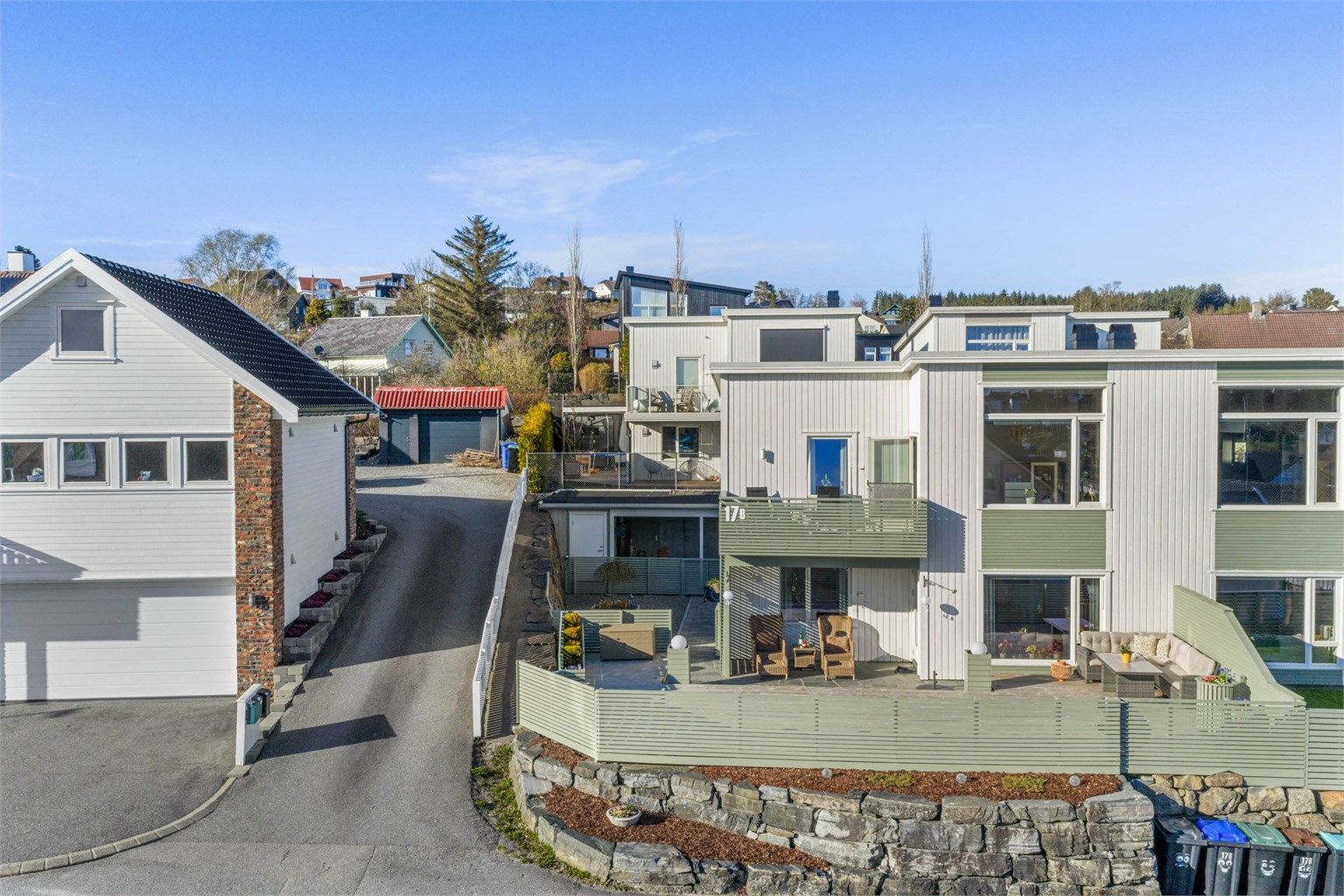 Selger har fått etablert ny flott lødd steinmur, ca. 70 kvm  solplatting, gjerder, levegg ++, så her ligger alt til rette for fantastiske sommerdager.