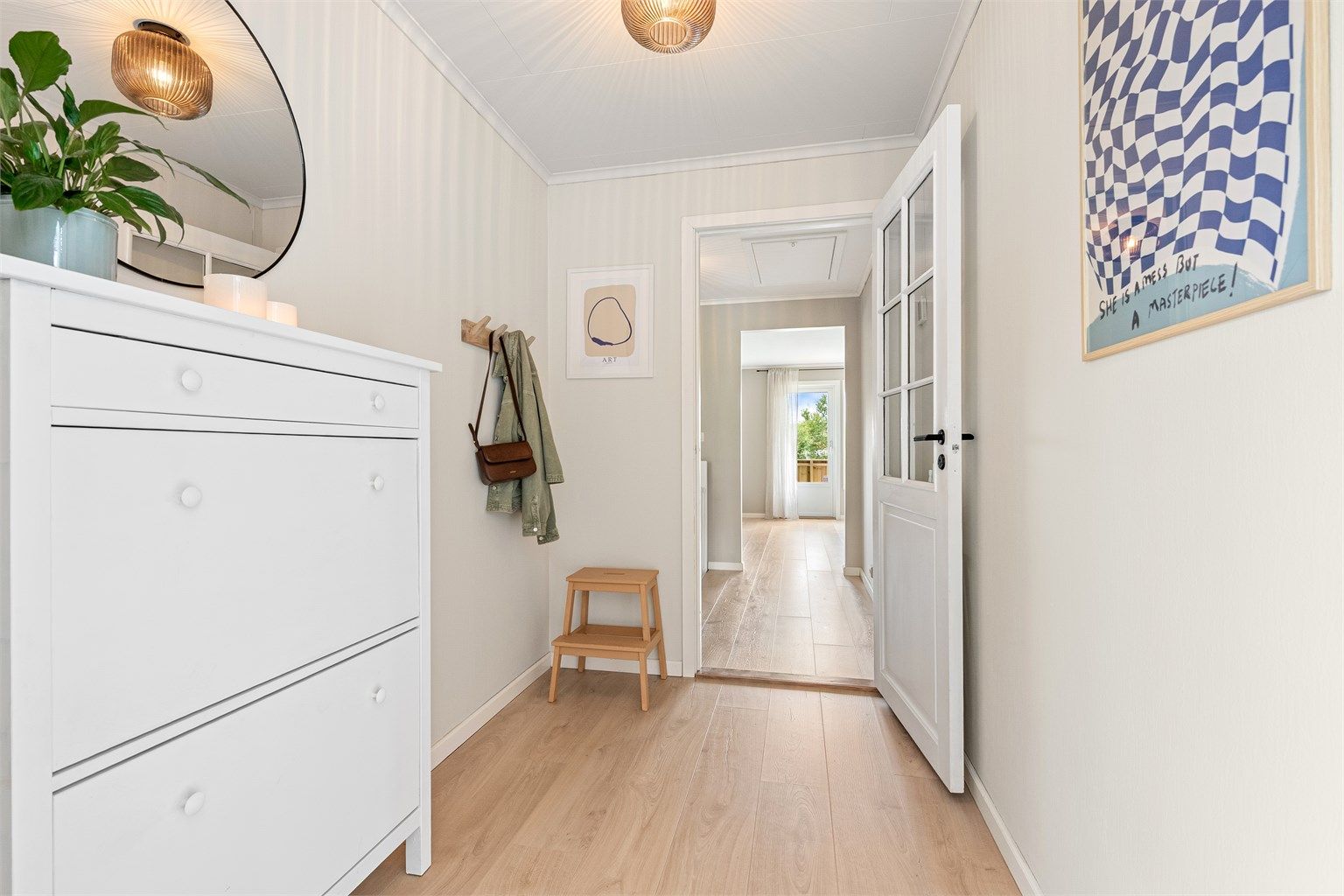Fra entreen er det en glassdør som leder inn til boligens oppholdsrom.