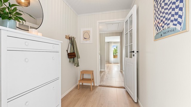 Fra entreen er det en glassdør som leder inn til boligens oppholdsrom.