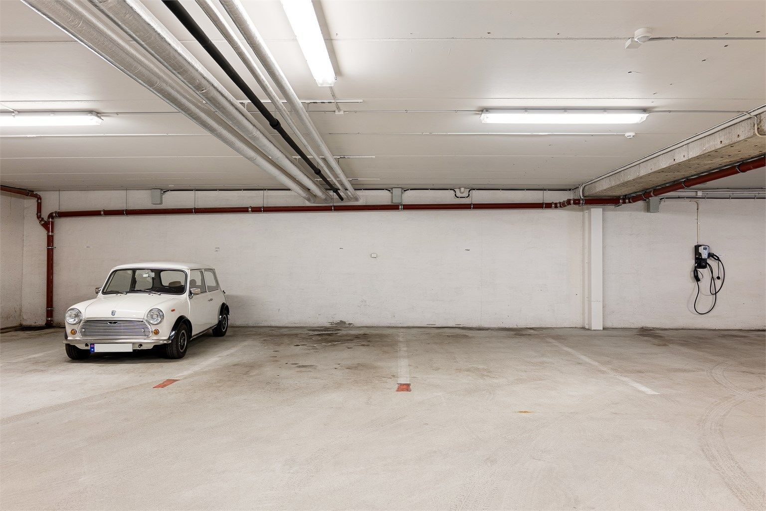 Leiligheten disponerer også biloppstillingsplass merket 104.