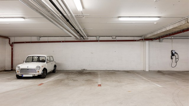 Leiligheten disponerer også biloppstillingsplass merket 104.