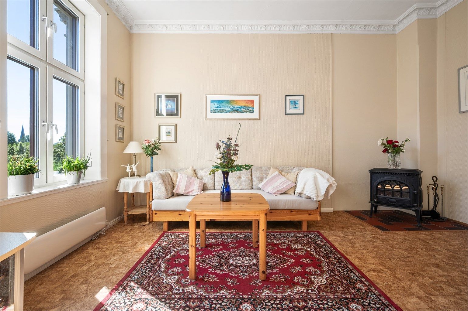Leiligheten varmes med en kombinasjon av elektrisitet og en koselig peis i stuen.