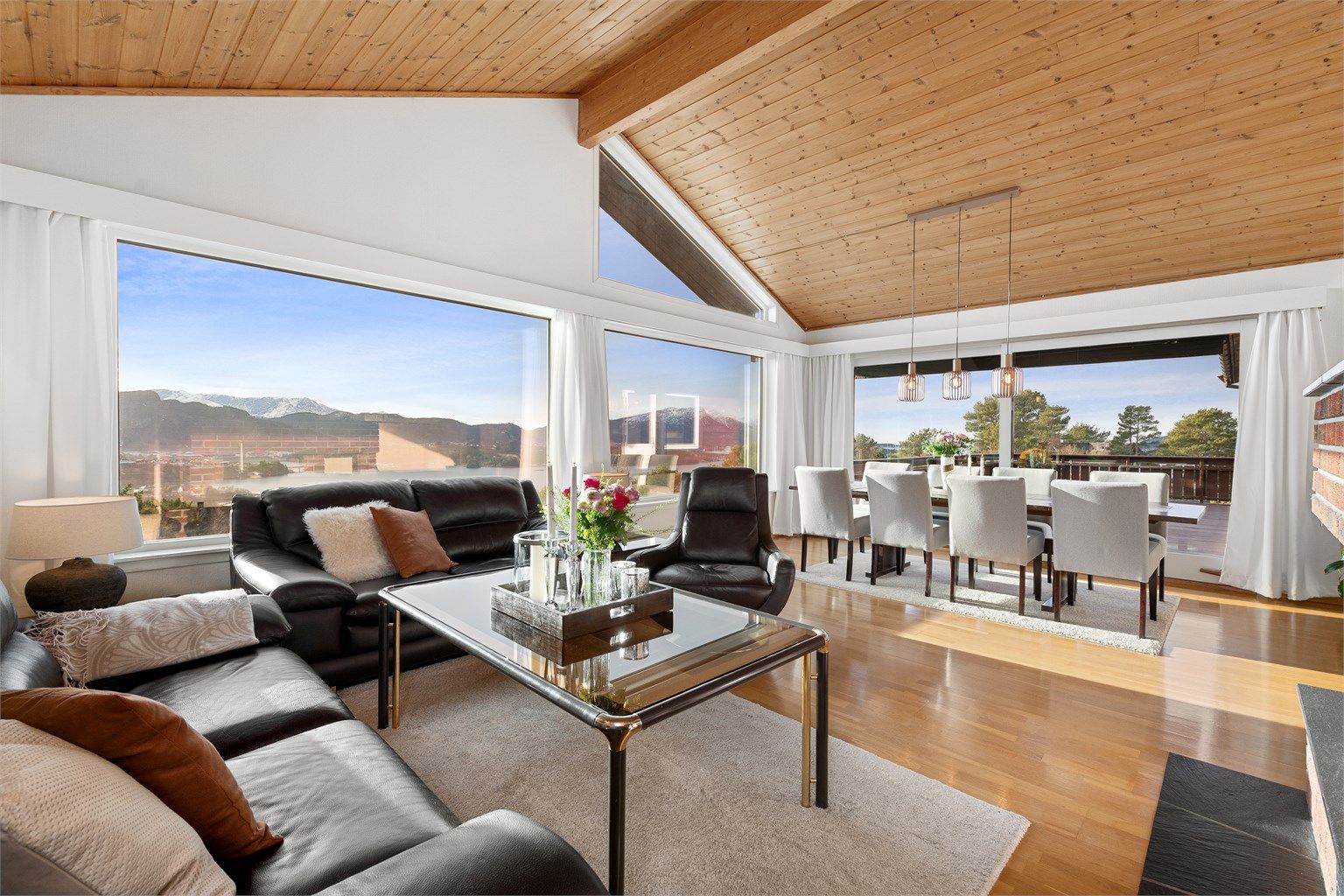 Stue i hovedetasjen med god takhøyde og store vindusflater som gir godt med naturlig lysinnslipp samt praktfull utsikt