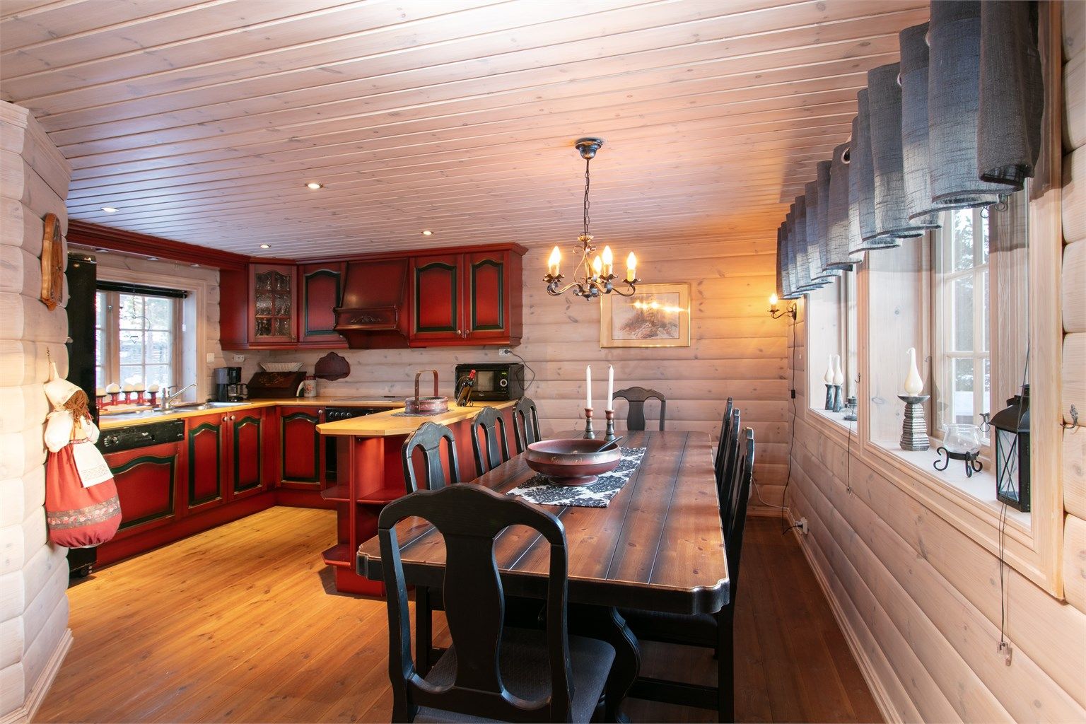 Stort og innholdsrikt kjøkken med god plass til romslig spisestue og hyggelig sosialt samvær