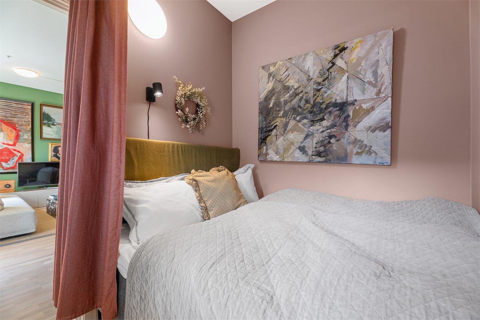 Bod er innredet som soverom med 150 seng. Veggene er malt i Farrow&Ball Sulking Room Pink. Varme er montert i gulv