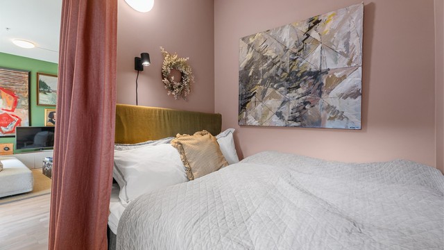 Bod er innredet som soverom med 150 seng. Veggene er malt i Farrow&Ball Sulking Room Pink. Varme er montert i gulv