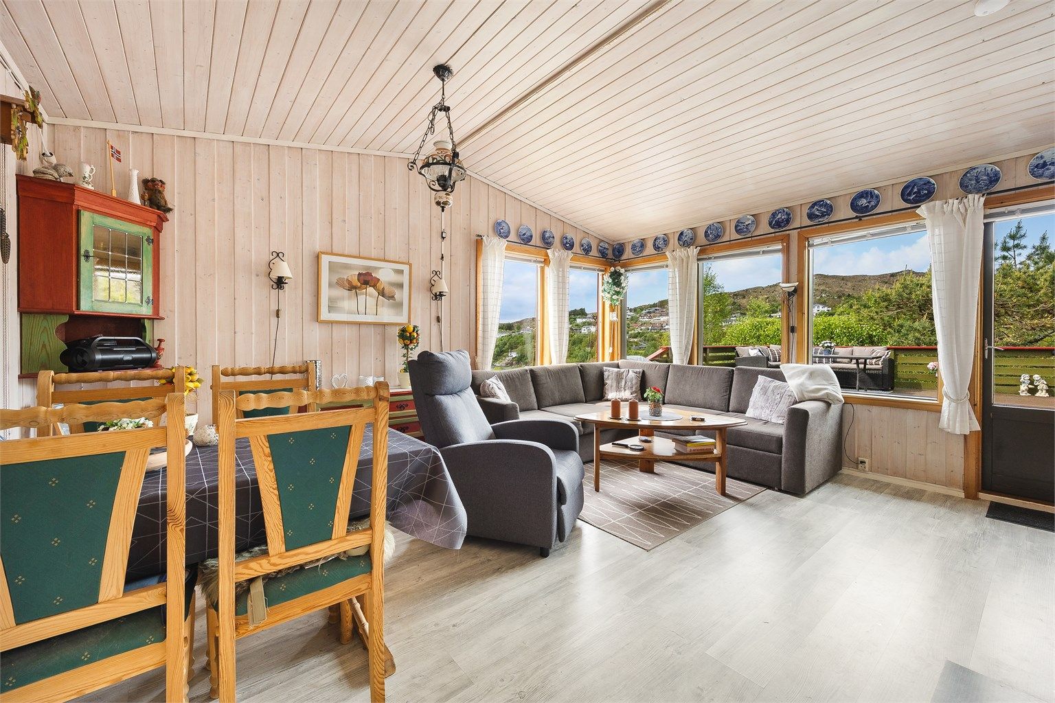 Stuen har plass til både sofagruppe og spisebord.