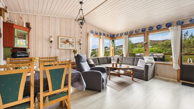 Stuen har plass til både sofagruppe og spisebord.