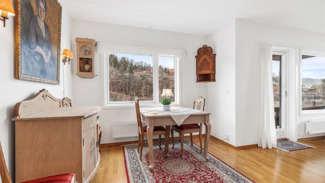 I spisestuedelen er det plass til et stort spisebord. Den delvis åpne løsningen mellom stue, spisestue og kjøkken skaper en sosial atmosfære når man er med venner og familie.