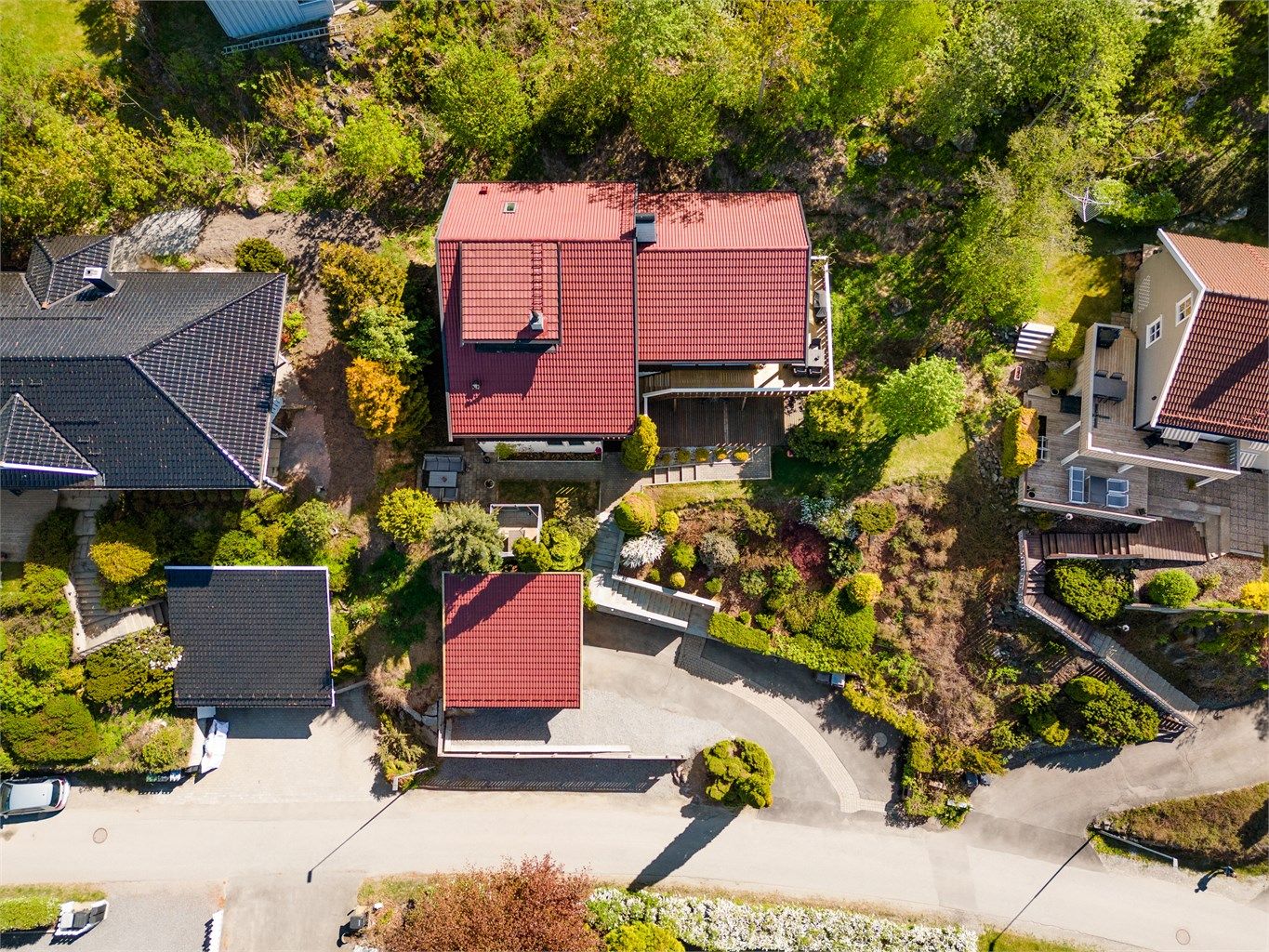 Eiendommen er svært pent opparbeidet, beliggende høyt og fritt med gode solforhold. 