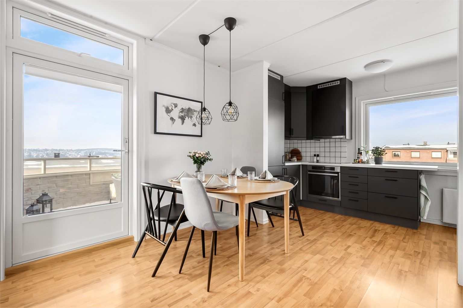 Stuen og kjøkkenet er i en åpen løsning som skaper en sammenhengende og sosial sone.