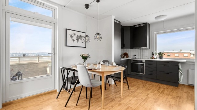 Stuen og kjøkkenet er i en åpen løsning som skaper en sammenhengende og sosial sone.