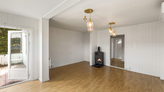 Fra stuen er det direkte utgang til balkong, og en vedovn gir ekstra varme.