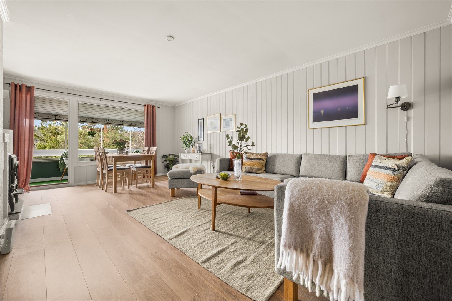 Stuen er et lyst og samlende rom og har direkte utgang til verandaen. Foto: Martine Eren Jacobsen.