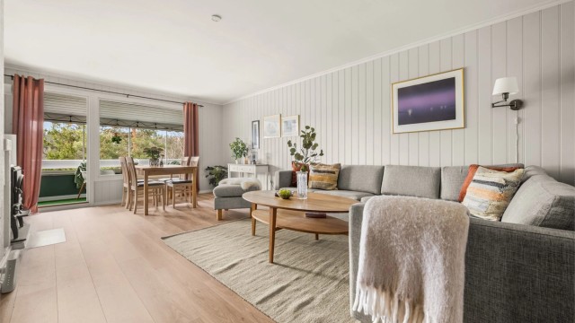 Stuen er et lyst og samlende rom og har direkte utgang til verandaen. Foto: Martine Eren Jacobsen.