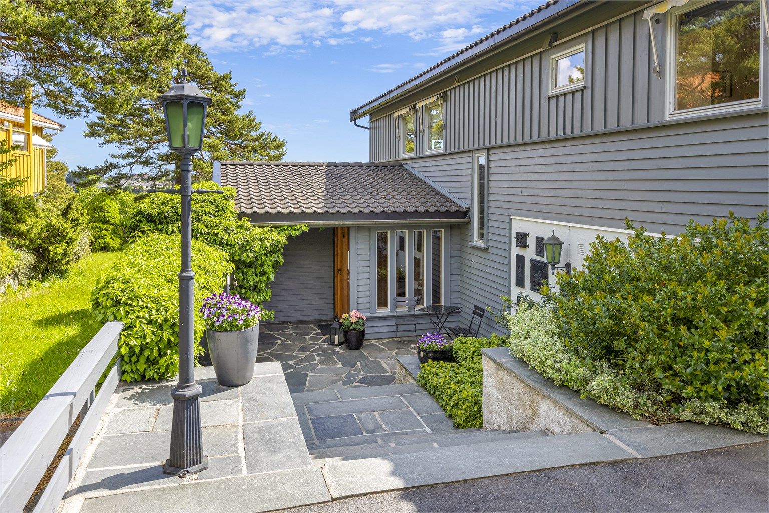 God adkomst fra kommunalvei med parkering på egen tomt