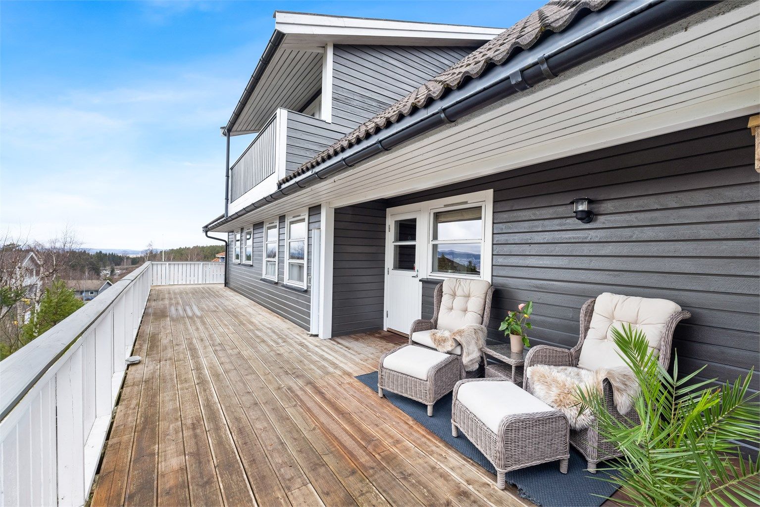 Den store terrassen på 55 m² strekker seg rundt to sider av huset og byr på gode solforhold.