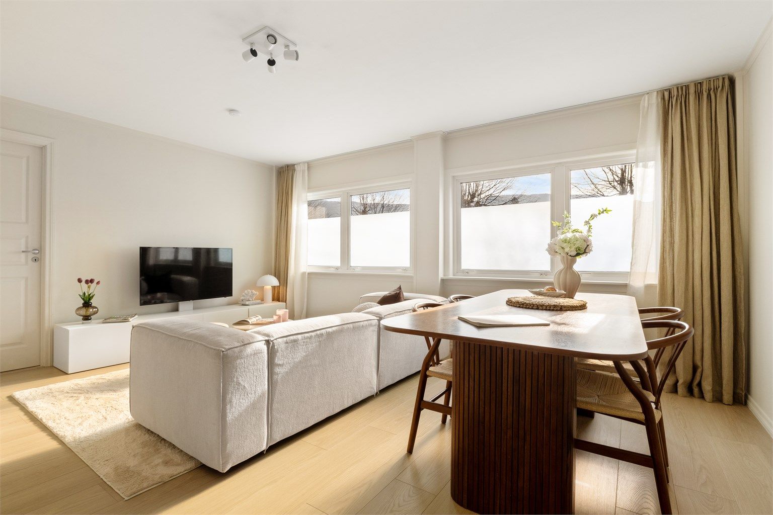 Det er lagt 1-stavs laminat i hele leiligheten i 2024