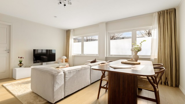 Det er lagt 1-stavs laminat i hele leiligheten i 2024