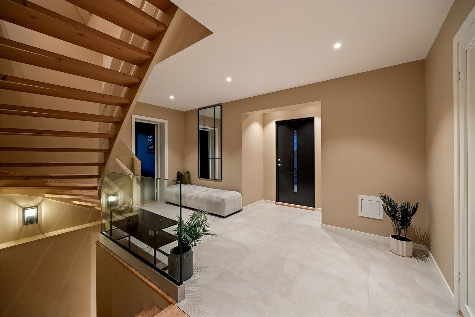 Du ønskes velkommen inn i en lys og romslig entré med varmekabler i gulvet og god takhøyde. 