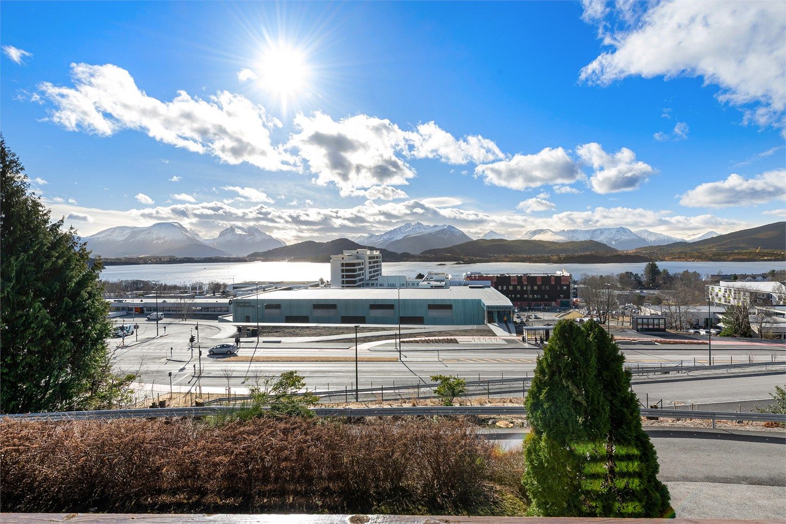 Flott utsikt mot syd mot Borgundfjorden og Sunnmørsfjella