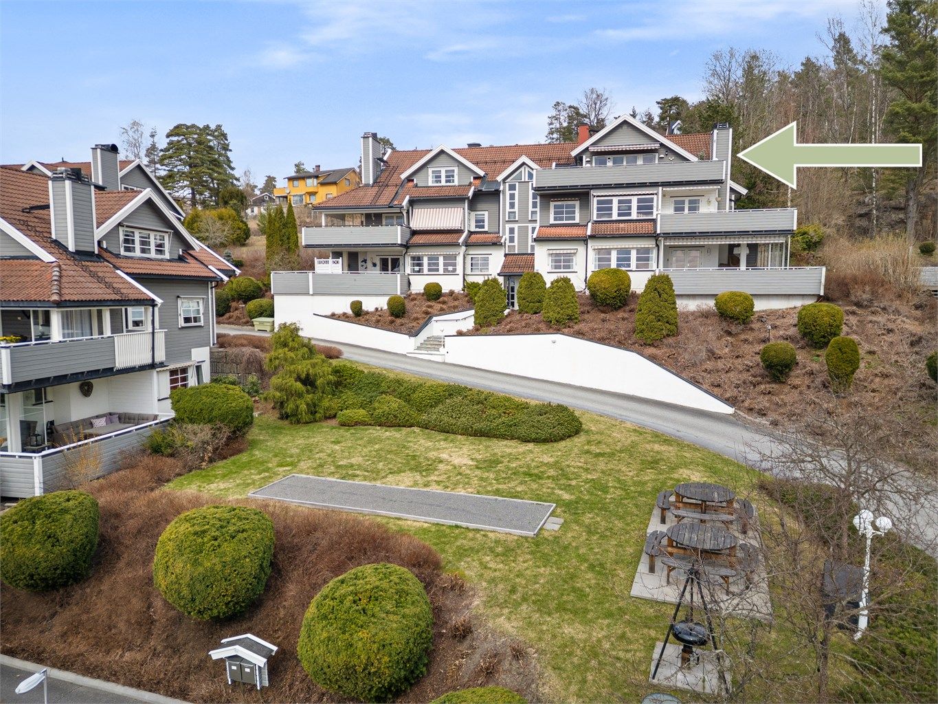 Bygget har en flott plassering i terrenget, med umiddelbar nærhet til skog og mark.
