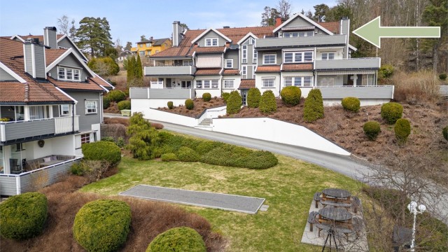 Bygget har en flott plassering i terrenget, med umiddelbar nærhet til skog og mark.