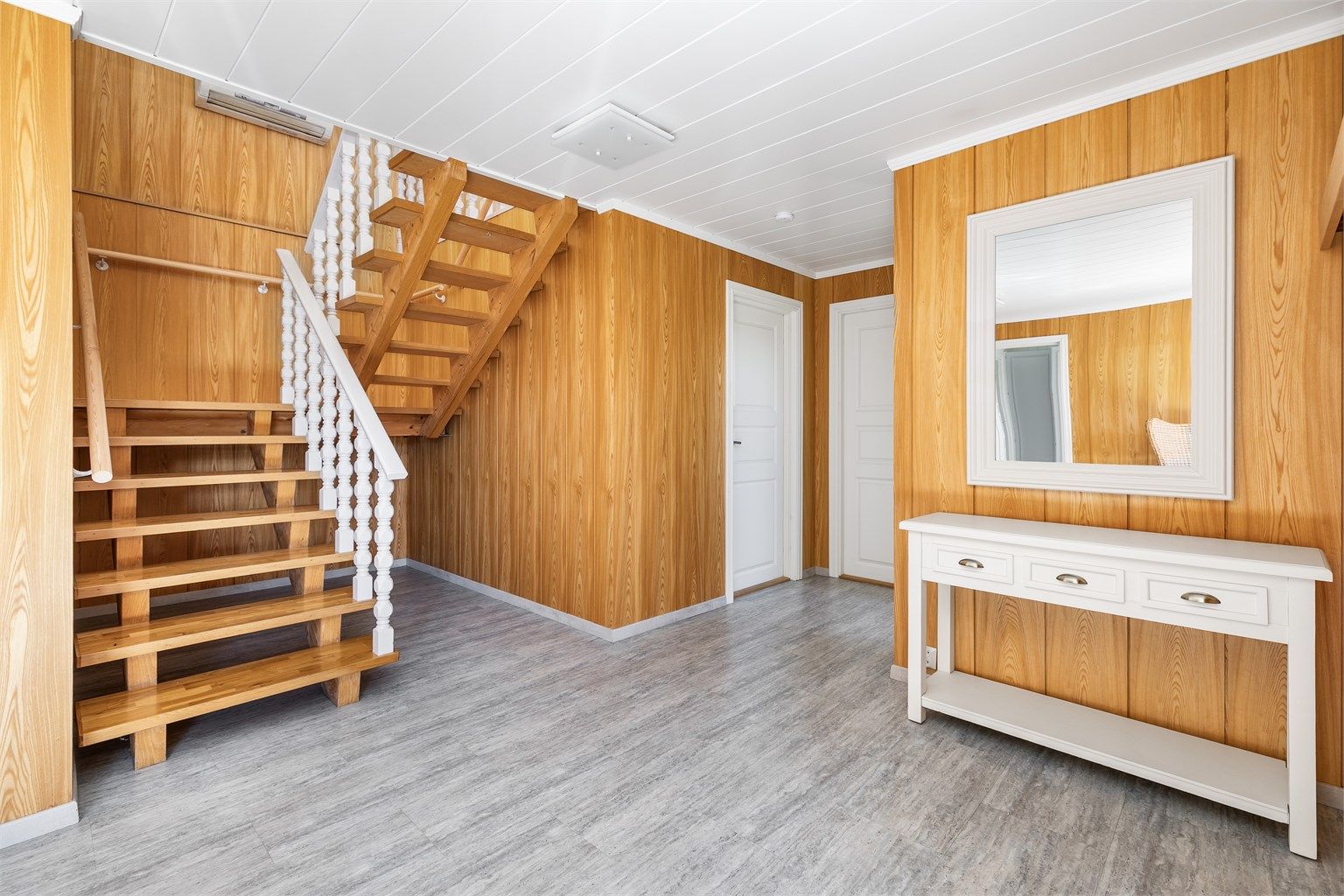 I den innholdsrike underetasjen inngår blant annet også flere boder og et toalettrom forbundet med entreen.