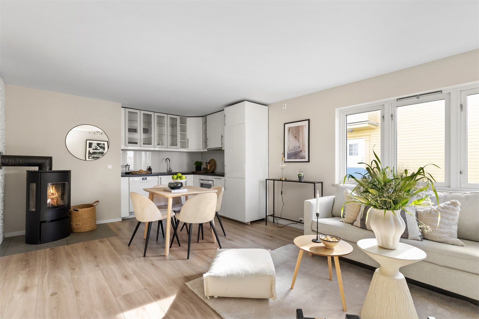 Gjennomgående laminatgulv og malte flater skaper et lyst og helhetlig uttrykk. Vinduene i denne etasjen er fra 2014.