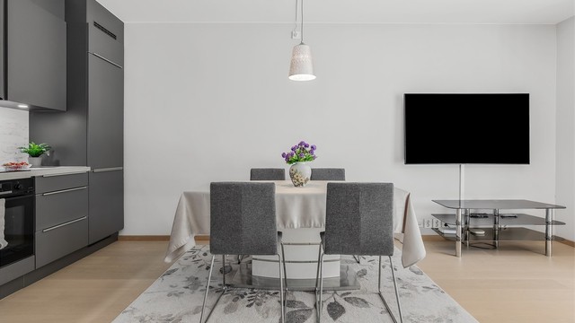 God plass til spisebord i spisestuedelen ved kjøkkenet.