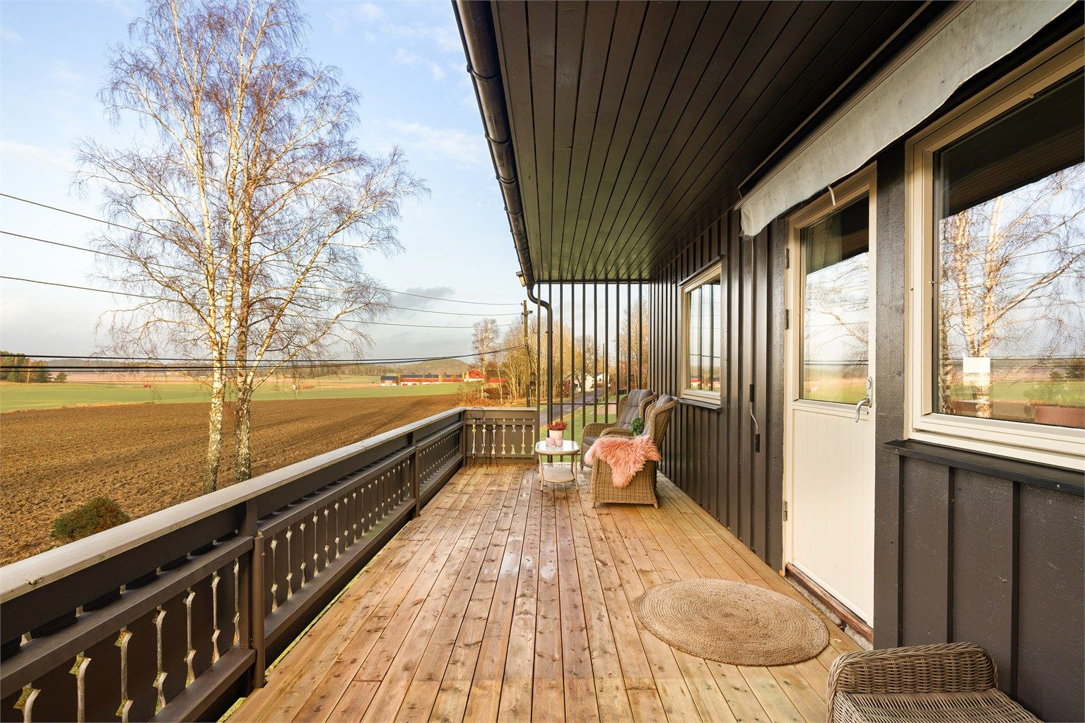 To verandaer er en prisverdig kvalitet sommerstid. Denne er vestvendt og ble i 2025 oppgradert med nye terrassebord.