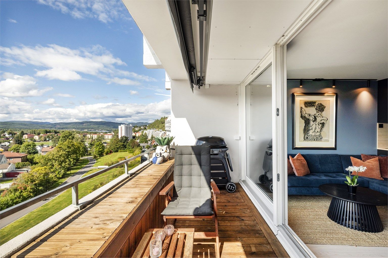 Balkong på 7 m² med nydelig utsikt over det grønne nærområdet. Foto: Hanne Bruland